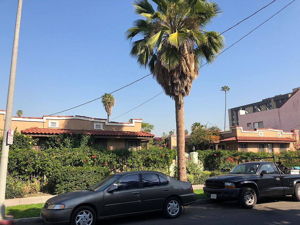 1st image of 5115 1/4 De Longpre Ave