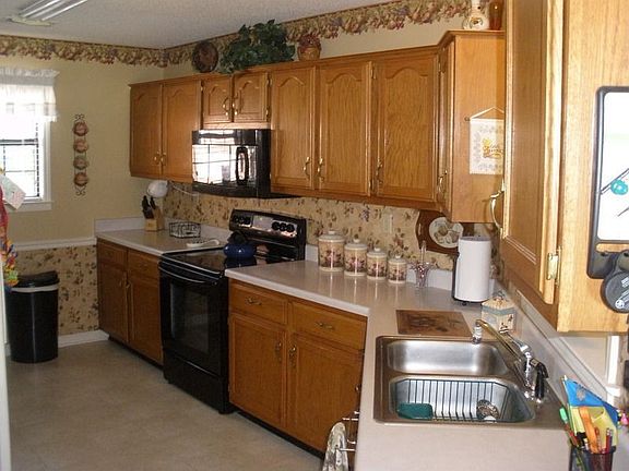 Cabinets and Counterspace Galore