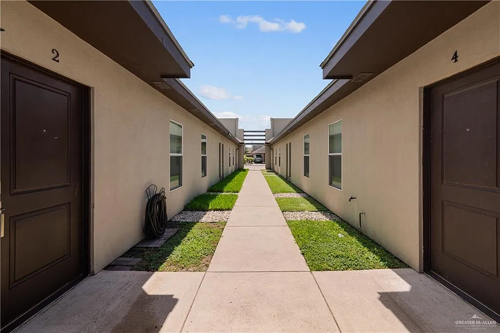 3 bed, 2.0 bath, 1210 sqft, $1,300 — Photo 2