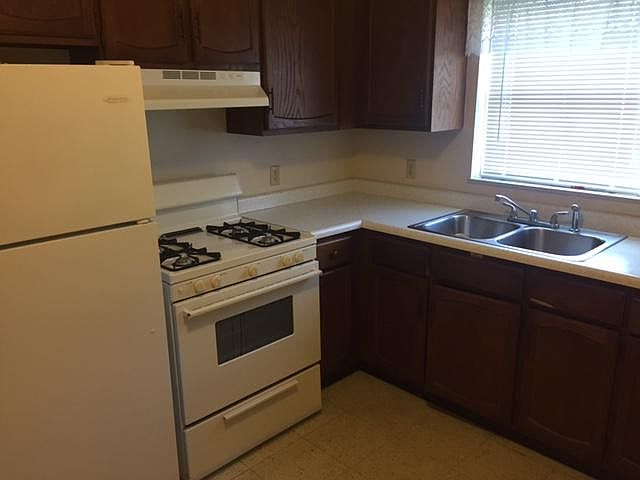 2nd image of 1032 Patricia Dr APT 2