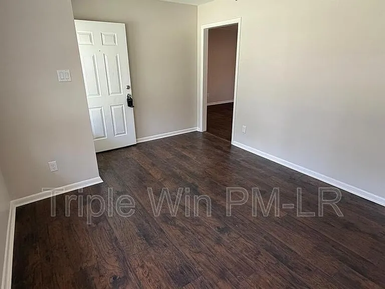 8 Glendale Dr — Photo 5