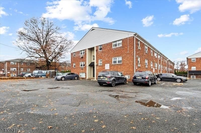 2nd image of 816-826 W Grand St #3E