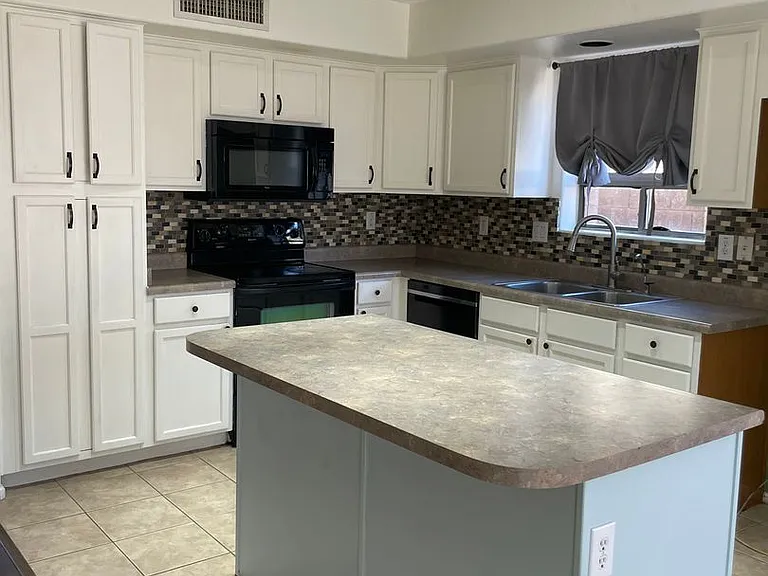 12411 W Rancho Dr — Photo 2
