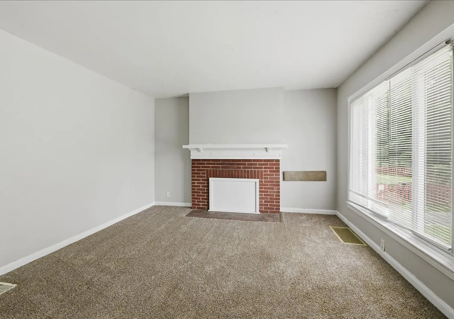 3436 N Lasalle St - $1,300.00/mo. — Photo 3