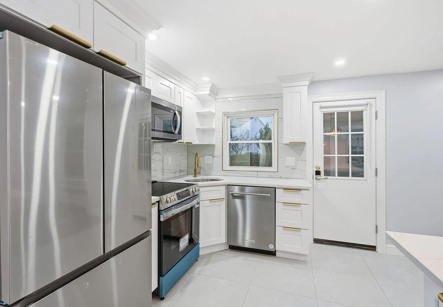 3 bed, 2.0 bath, 1580 sqft, $3,700 — Photo 3
