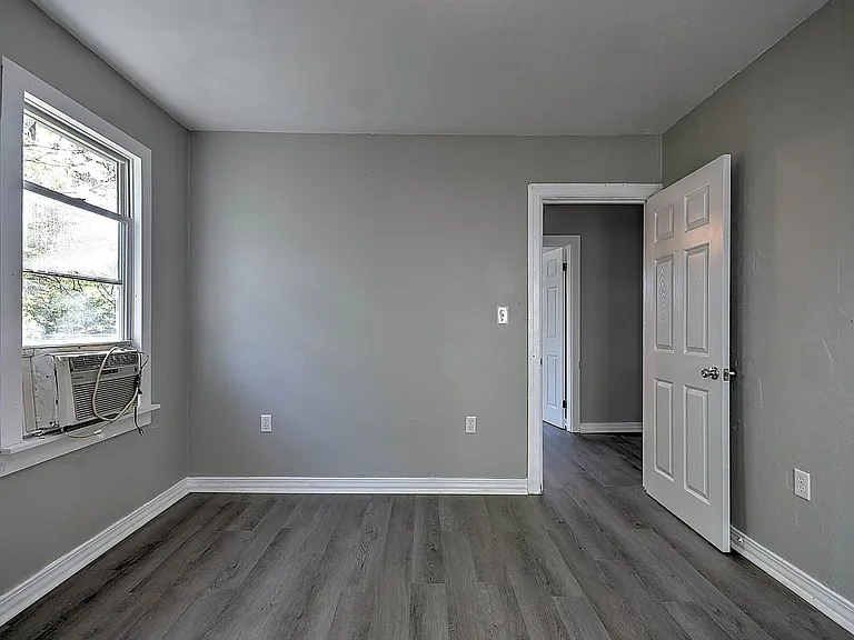 304 N Hardin St — Photo 15