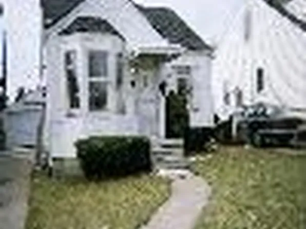 19388 Elkhart St, Harper Woods, MI 48225
