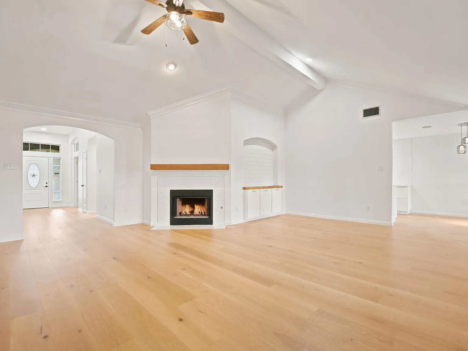 3 bed, 2.0 bath, 1841 sqft, $2,400 — Photo 4