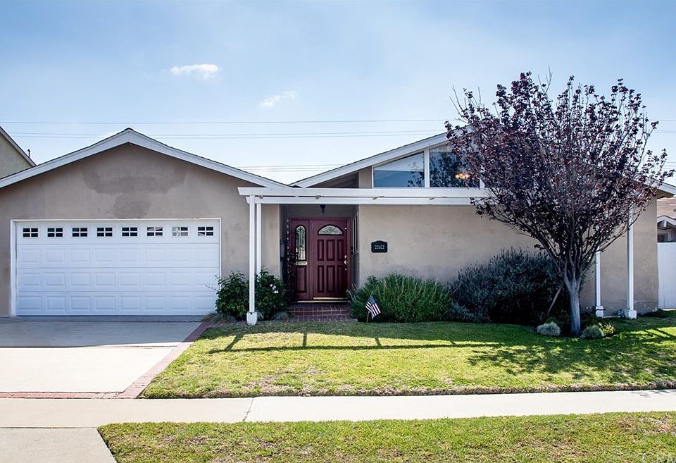 1st image of 22622 Fern Ave