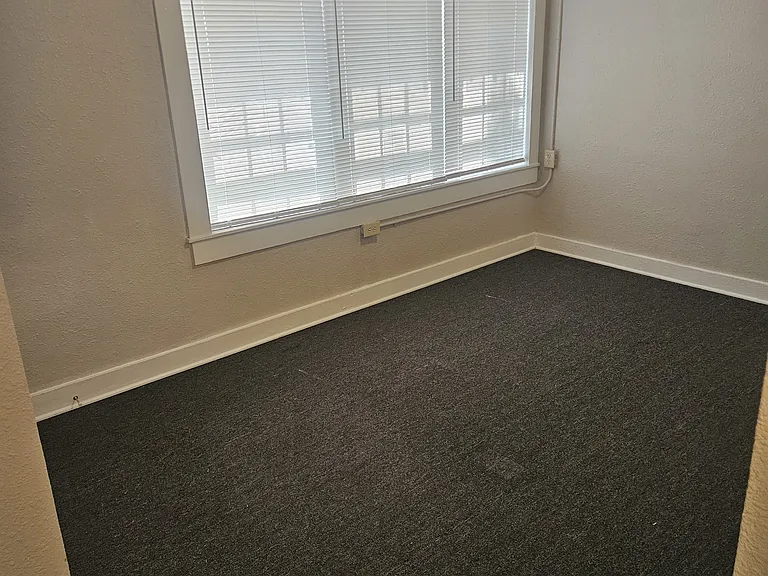 913 W Avenue I — Photo 13