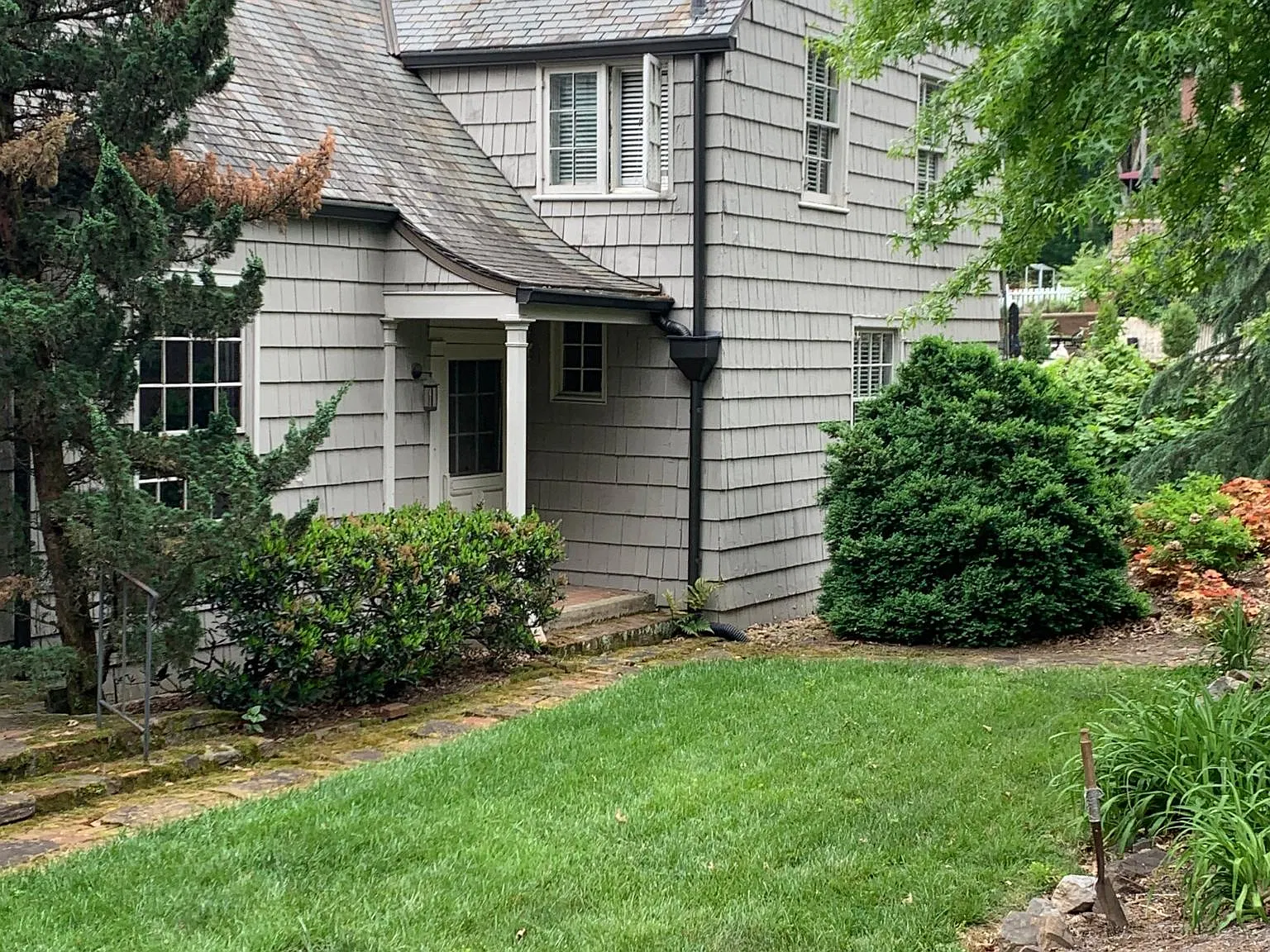 402 Oakhurst Dr — Photo 2