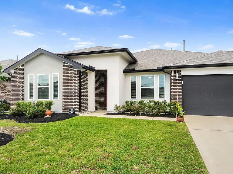 1126 Hyde Lake Ln — Photo 1