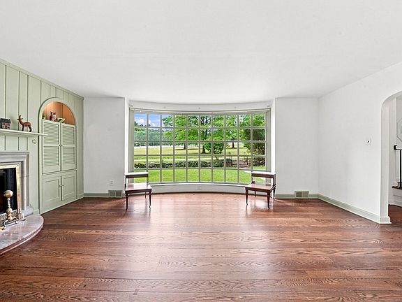 3rd image of 105 Dock Hollow Rd