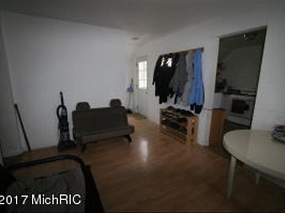 5th image of 1035 Hamilton Ave NW