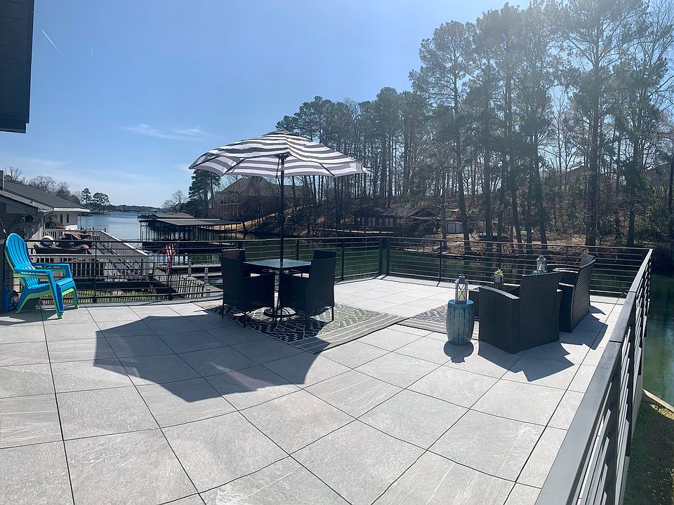 Large covered patio overlooking Lake Hamilton