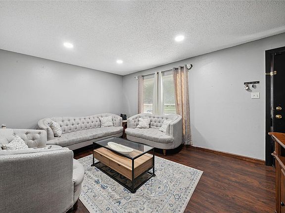 3rd image of 610 Rosetta Dr