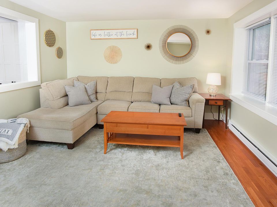 Living Room - Comfy and Cozy!
