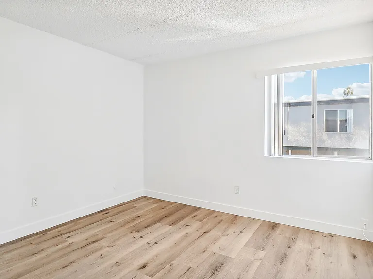 Terre at 1038 Peach — Photo 9