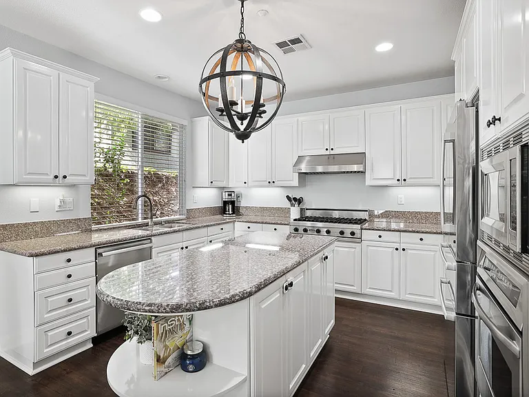2450 Elden Ave #E — Photo 11