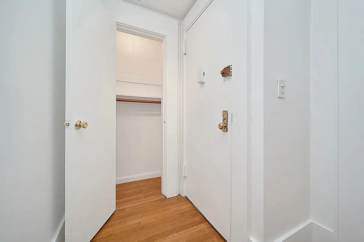 241 West 24th Street — Photo 4
