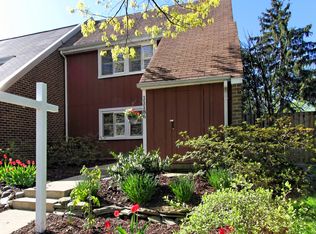 11186 Forest Edge Dr, Reston, VA 20190