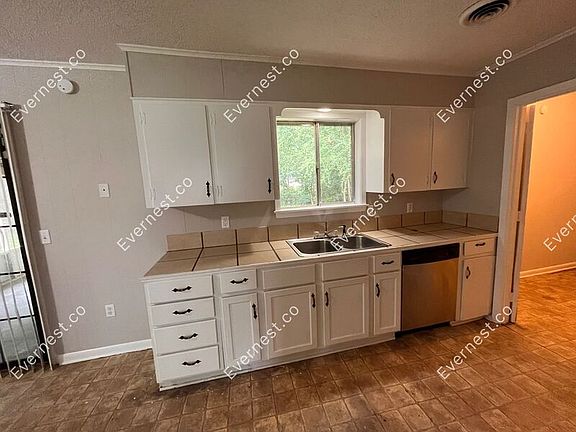 5th image of 1045 Autumn St