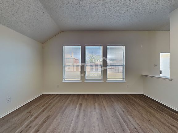 5th image of 2706 Logan Dr