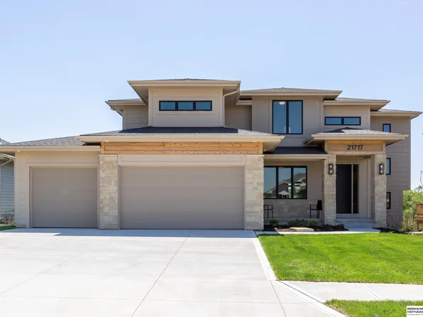 21717 Parkview Dr, Gretna, NE 68028