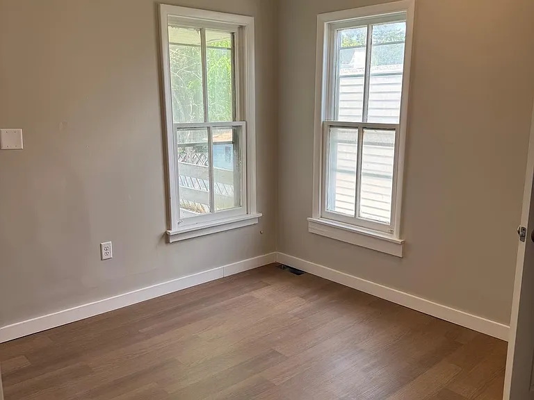 231 Roosevelt Ave — Photo 14