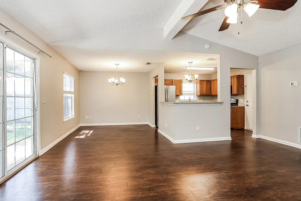 3 bed, 2.0 bath, 1284 sqft, $1,745 — Photo 4