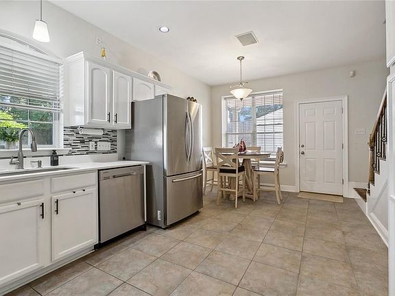 4th image of 609 Cleary Ave