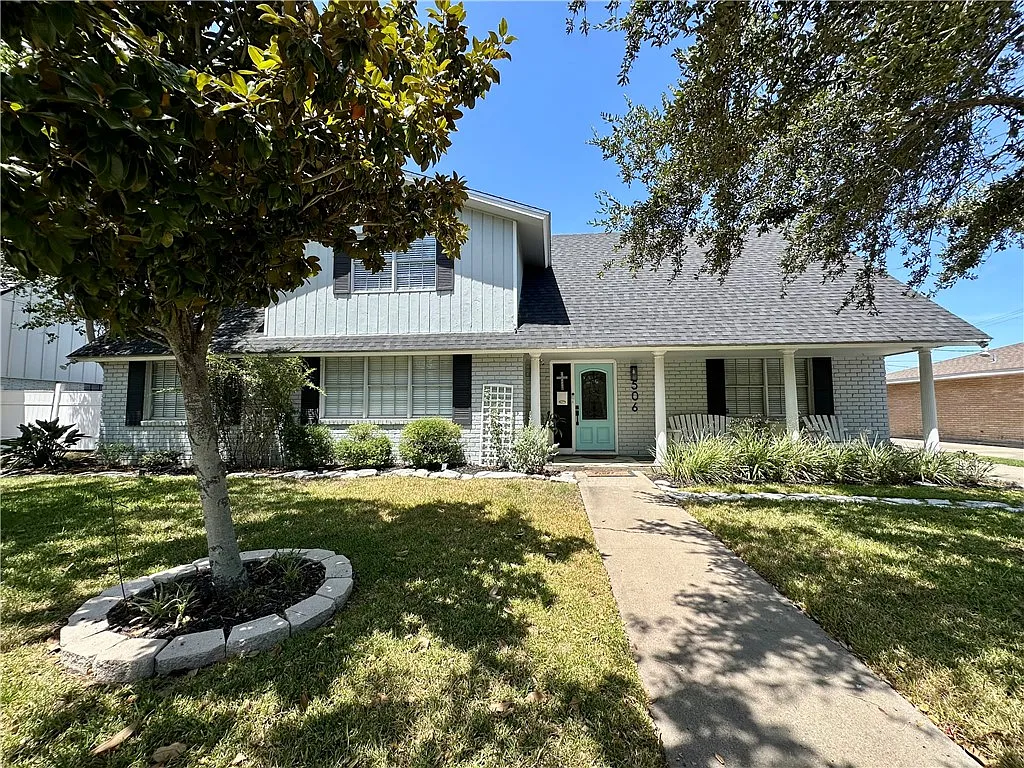4 bed, 2.5 bath, 3066 sqft, $3,200 — Photo 2