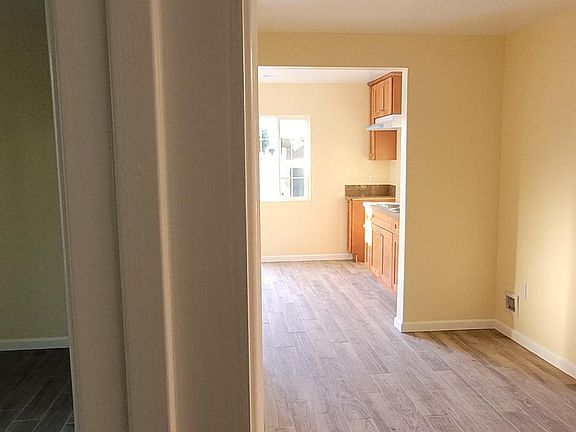 5th image of 11845 Oxnard St