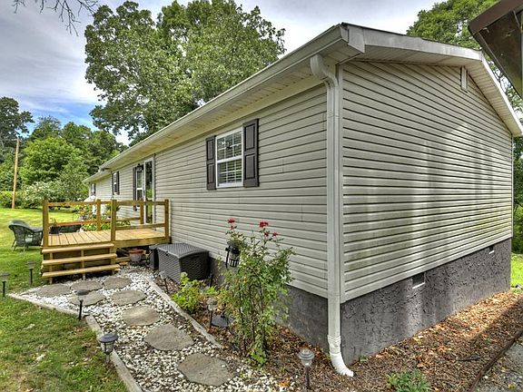 3rd image of 844 Goss Rd