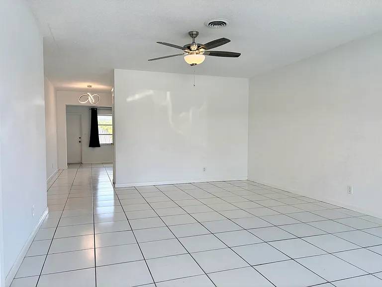 1605 NE 50th Ct #1 — Photo 4