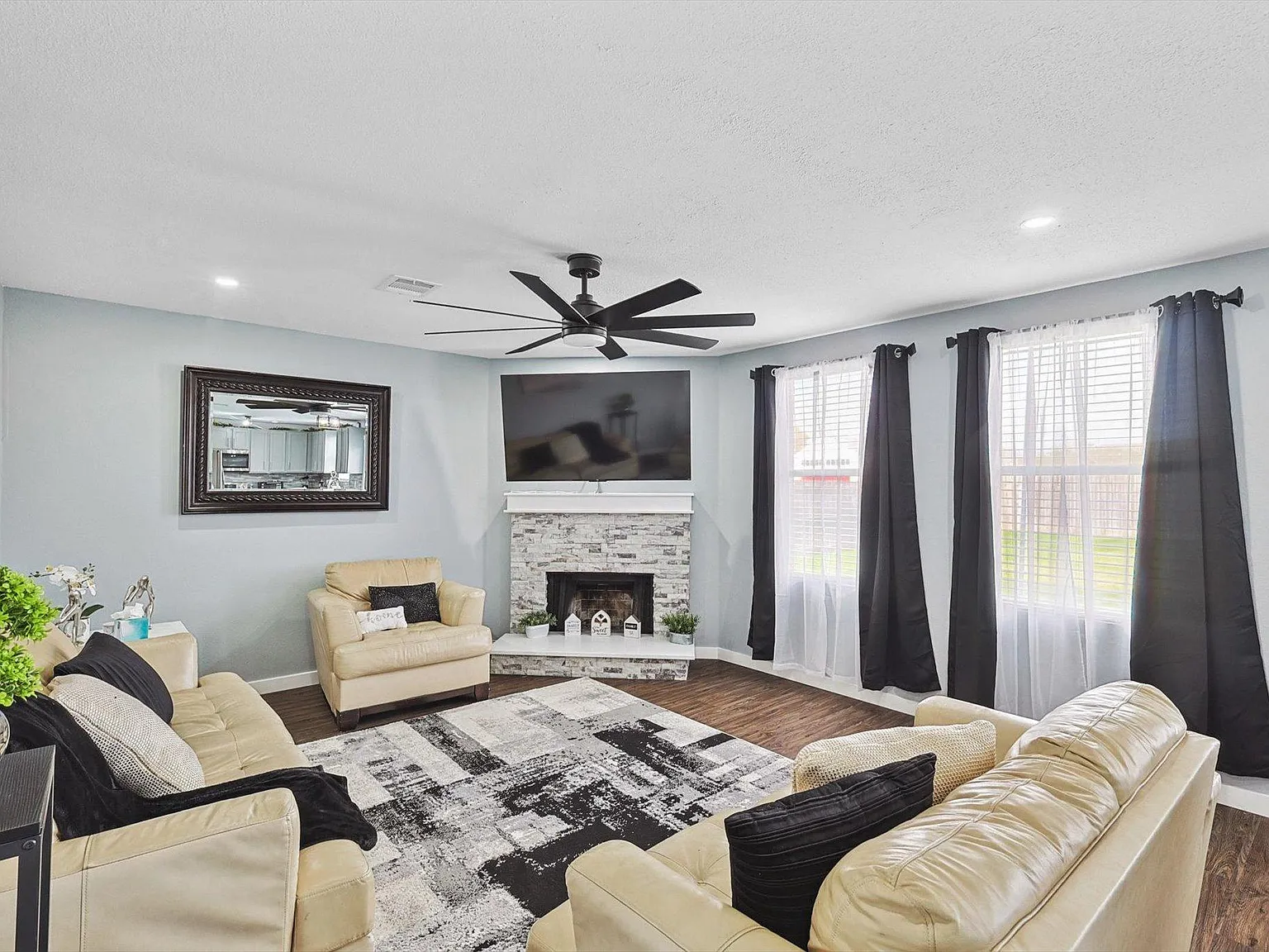 3 bed, 2.5 bath, 2313 sqft, $7,900 — Photo 1