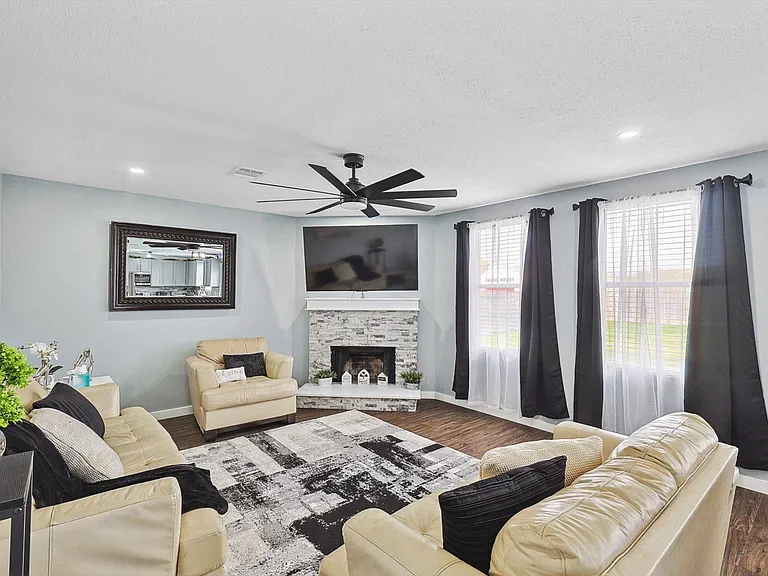 2136 Dayton Ln — Photo 1