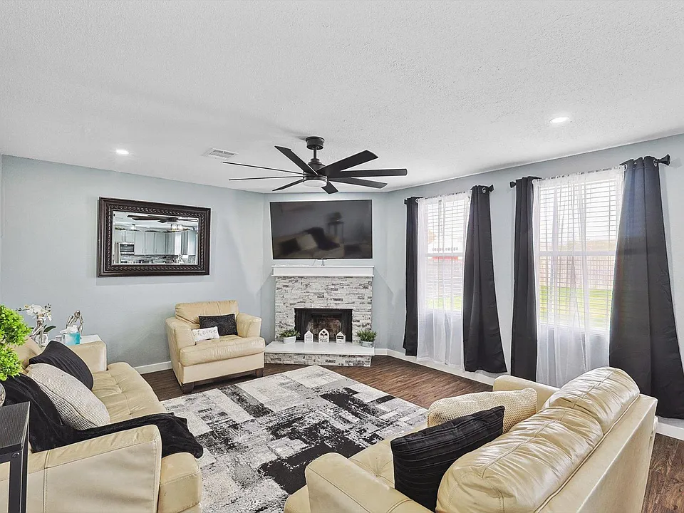 2136 Dayton Ln