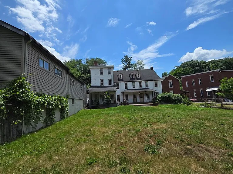 635-639 Baldwin St — Photo 13