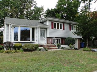 82 Hunter Ln, Woodbridge, NJ