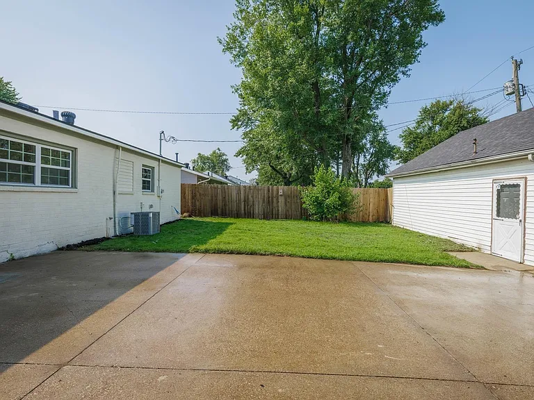 660 Fargo St — Photo 10