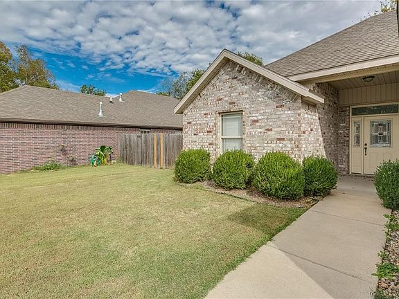 3rd image of 884 S Hoddle Pl