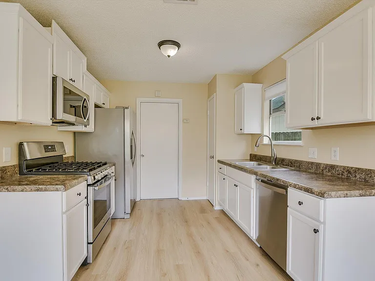 13819 Lothian Dr — Photo 7