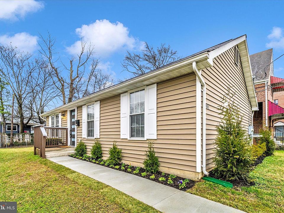 1st image of 1015 48th Pl NE