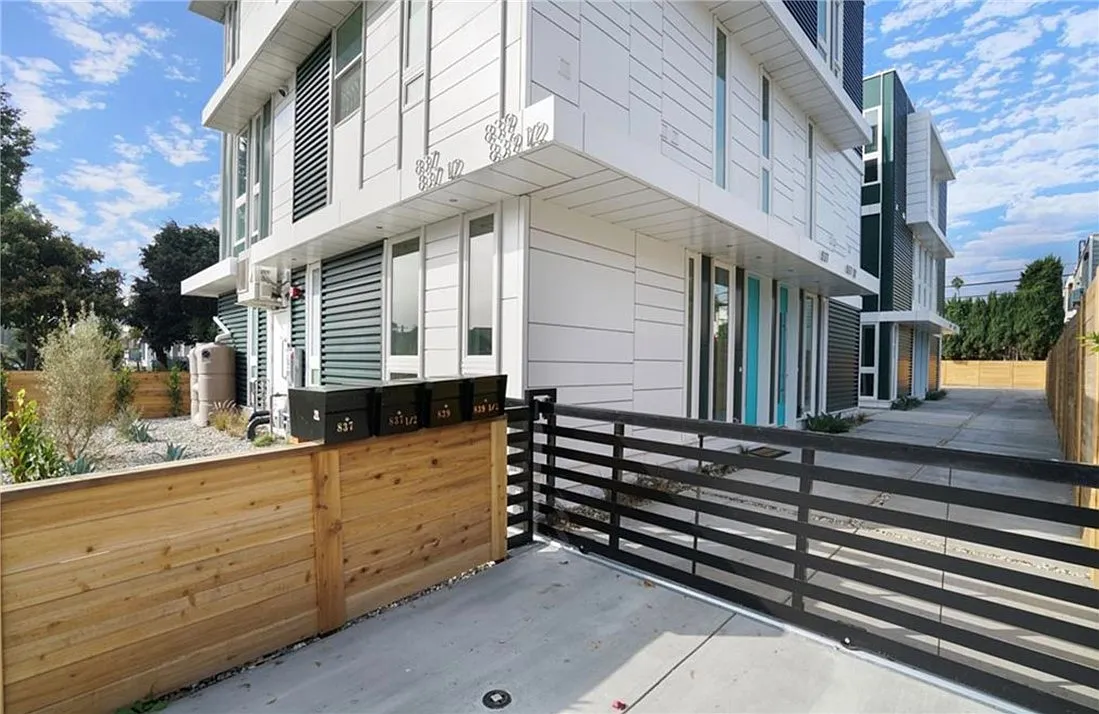 4 bed, 4.5 bath, 1750 sqft, $4,097 — Photo 1