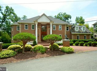 895 Andalusia Dr, Alexandria, VA 22308