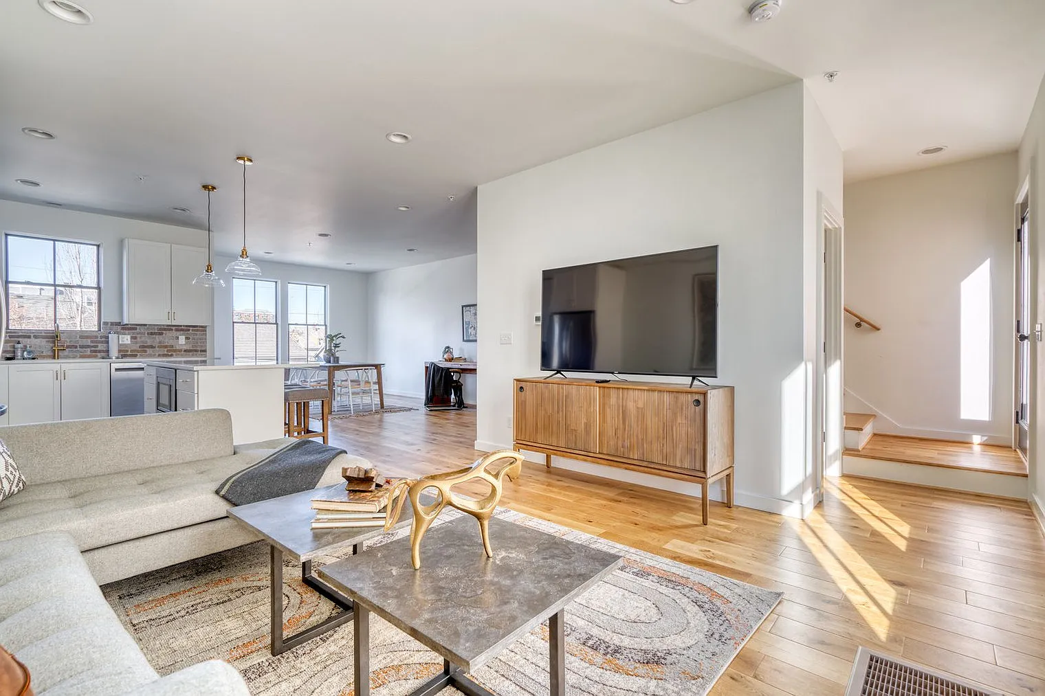 2 bed, 2.0 bath, 2045 sqft, $5,262 — Photo 2