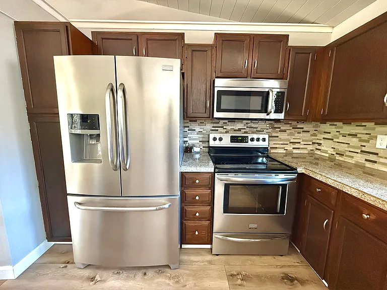 915 Valkenburg Dr — Photo 10
