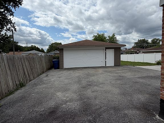 3rd image of 4025 W 106th Pl