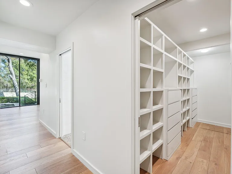 3927 Balcones Dr — Photo 8